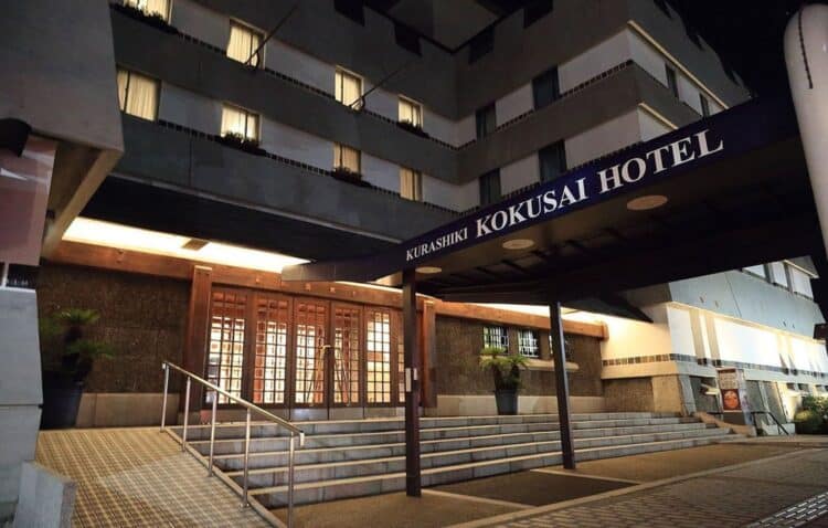 Façade de l’hôtel Kurashiki Kokusai en soirée