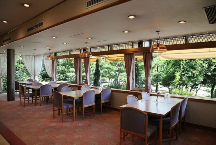 Salle de restaurant lumineuse à l’hôtel Kurashiki Kokusai