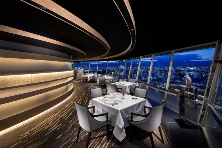 Restaurant panoramique du Rihga Royal Hotel Kyoto en soirée