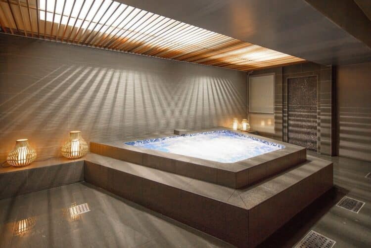 Espace bien-être avec jacuzzi au Rihga Royal Hotel Kyoto
