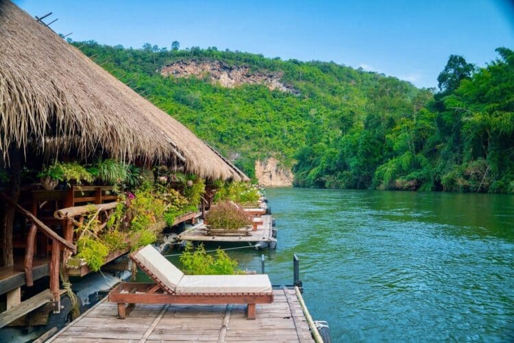 Vue d’ensemble du Jungle Raft et de ses bungalows flottants sur la rivière Kwai