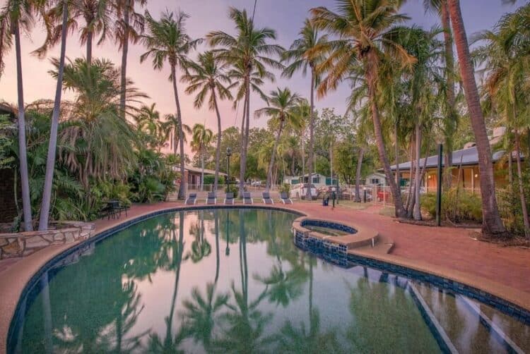 Piscine extérieure du Knotts Crossing Resort entourée de palmiers