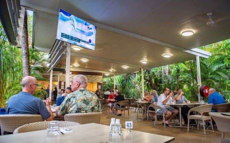 Restaurant convivial du Knotts Crossing Resort avec tables en extérieur