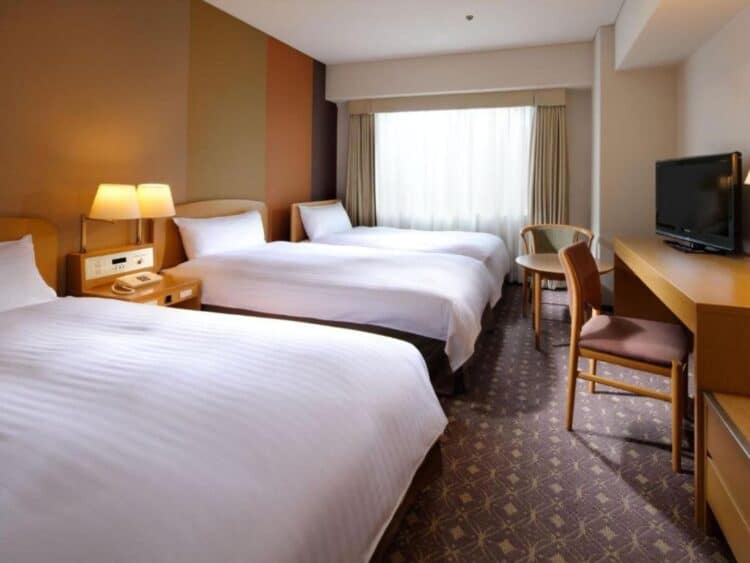 Chambre moderne d’hôtel à Kyoto avec lits confortables et aménagement contemporain