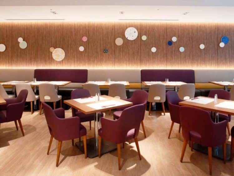 Salle de restaurant moderne dans un hôtel à Kyoto avec tables et décoration contemporaine