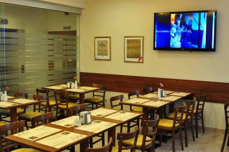 Salle de restaurant chaleureuse de l’hôtel Memel à Klaipėda