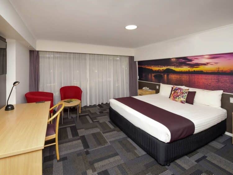 Chambre moderne du Mercure Alice Springs Resort en Australie