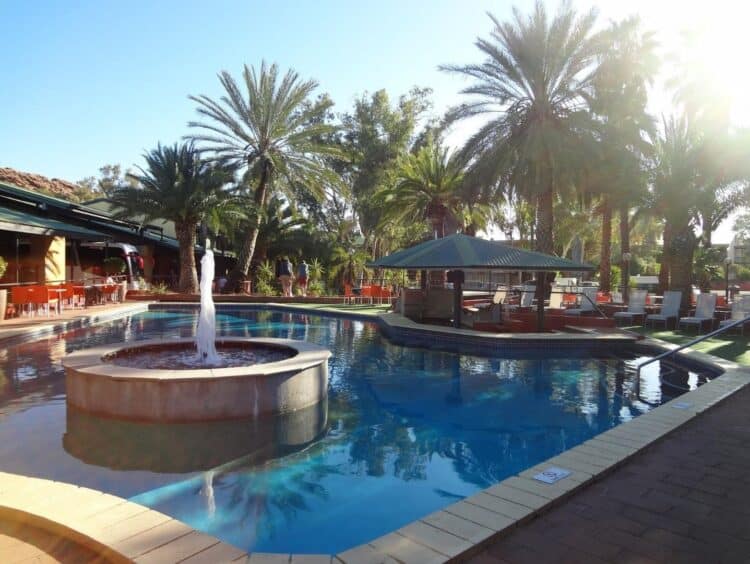 Piscine extérieure entourée de palmiers au Mercure Alice Springs Resort