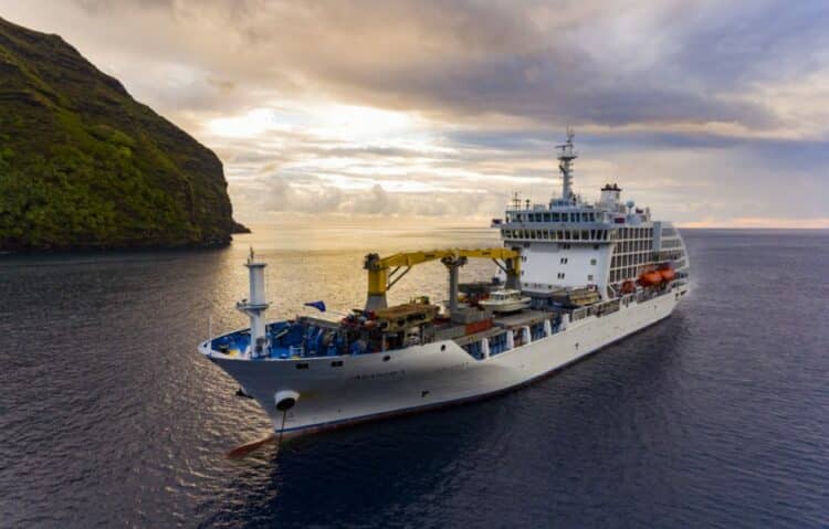 Navire d’expédition en croisière au large des îles Marquises en Polynésie française