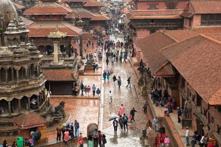 Vue aérienne de la place Durbar de Bhaktapur animée par les habitants et visiteurs