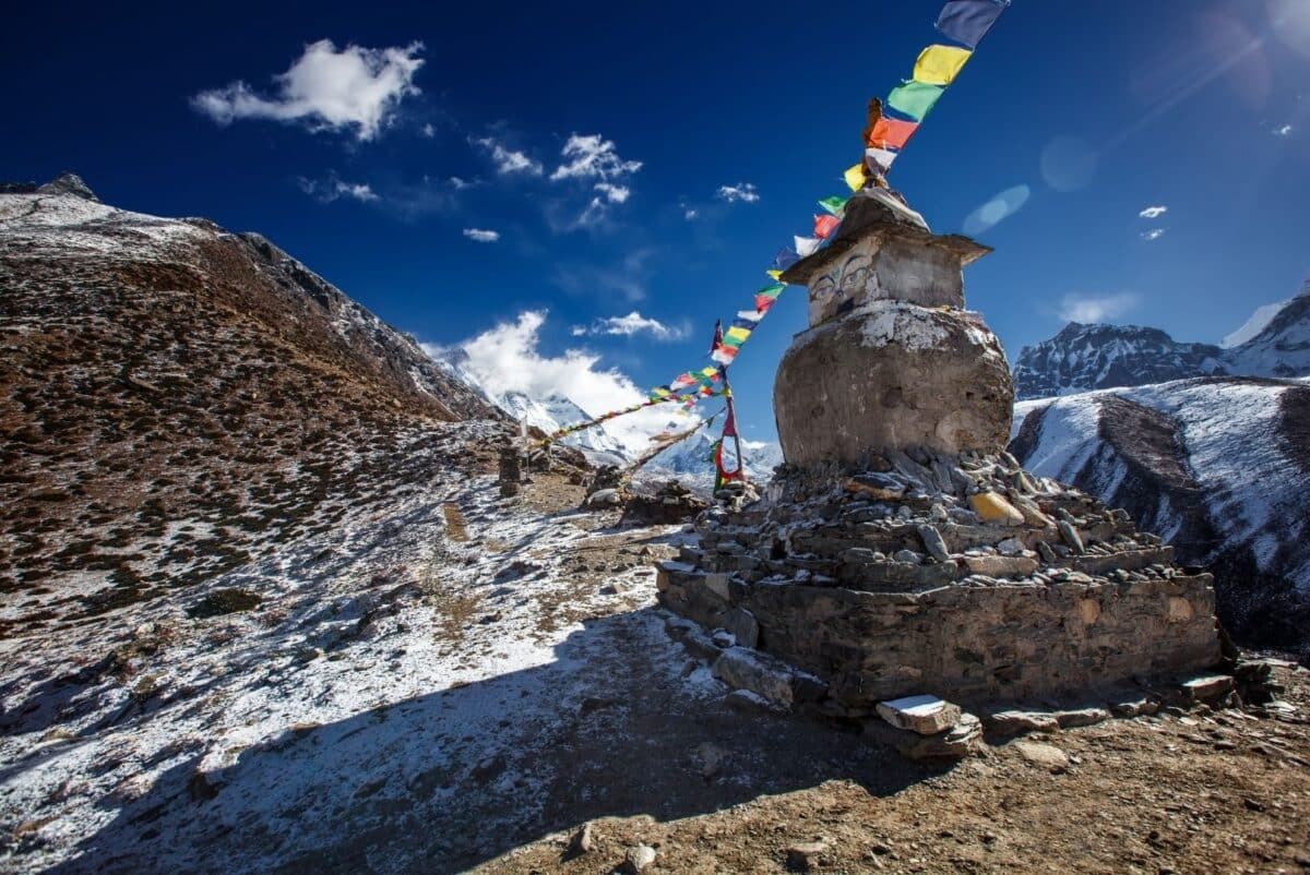 Stupa bouddhiste en pierre avec drapeaux de prière sur un col de montagne dans l’Himalaya népalais