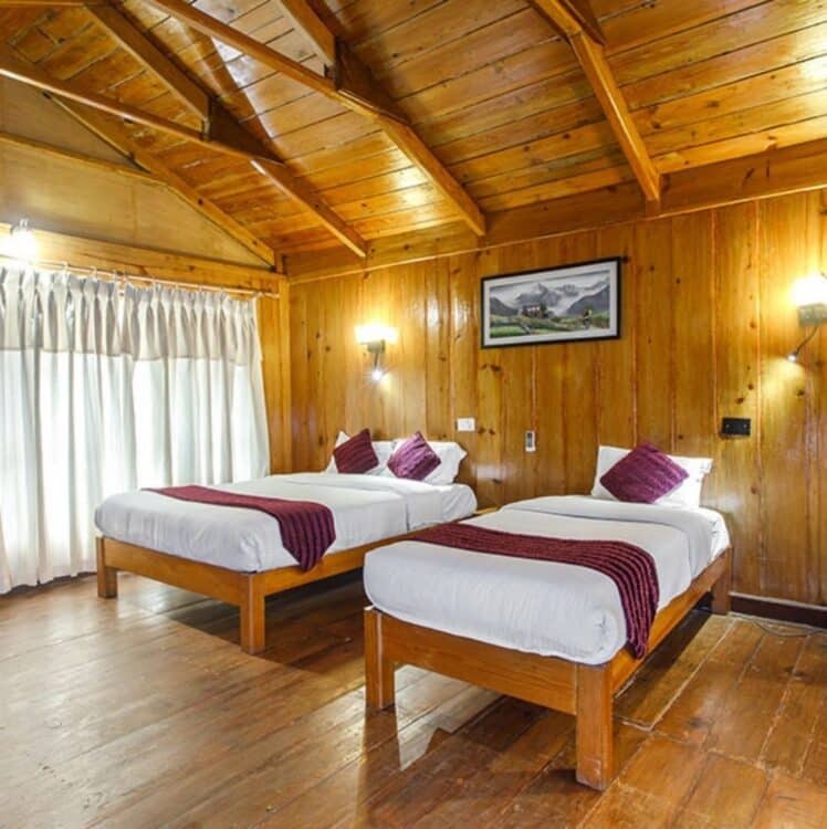 Chambre confortable en bois dans un lodge à Pokhara