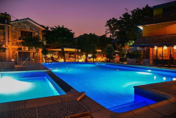 Piscine éclairée en soirée dans un hôtel de Pokhara