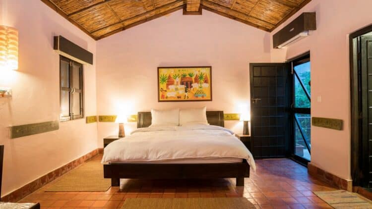 Chambre élégante dans un lodge au Népal avec décoration locale