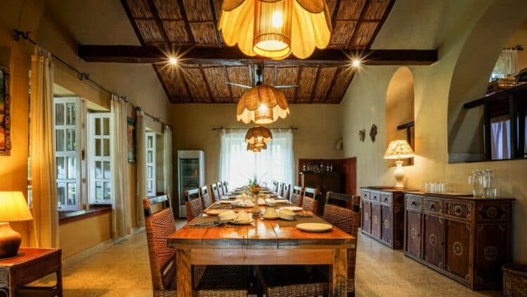 Lodge en pierre et bois au Népal entouré de végétation