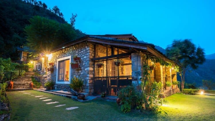 Salle de restaurant conviviale dans un lodge au Népal