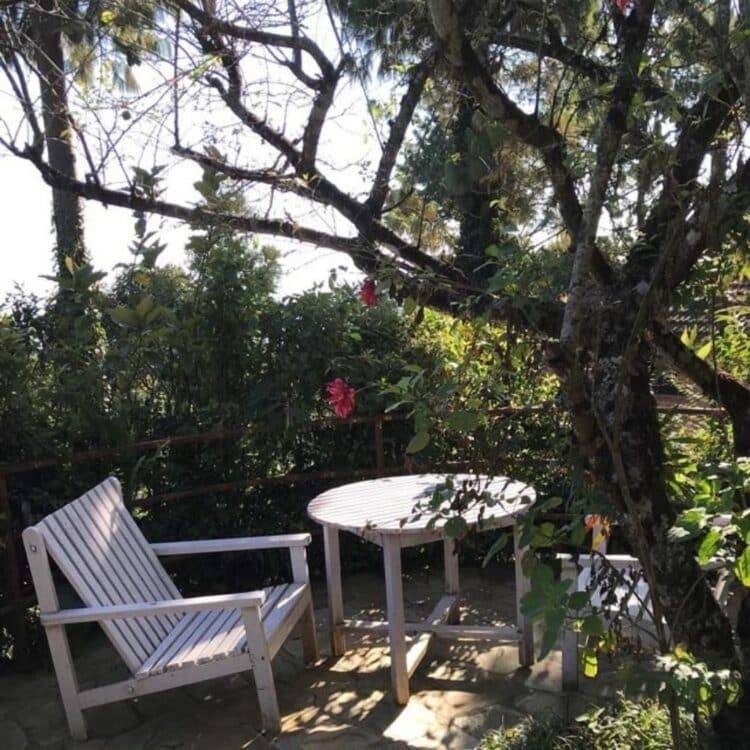 Extérieur du Fort Resort au Népal avec jardins et bâtiments intégrés au paysage