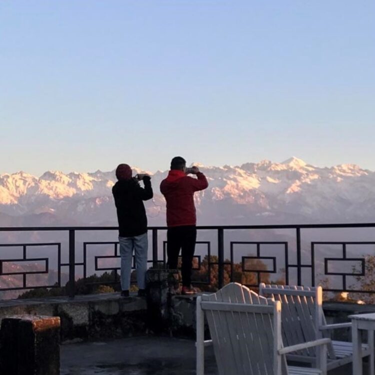 Voyageurs admirant la vue sur les sommets himalayens depuis le Fort Resort