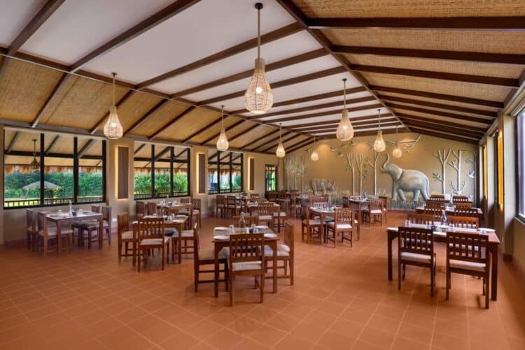 Salle de restaurant du Tigerland Safari Lodge avec décoration inspirée de la faune