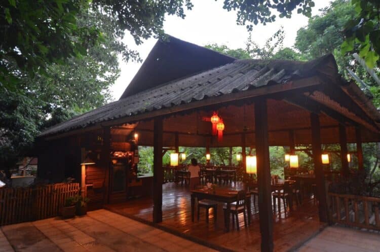 Restaurant en plein air du Khum Lanna Lodge entouré de végétation