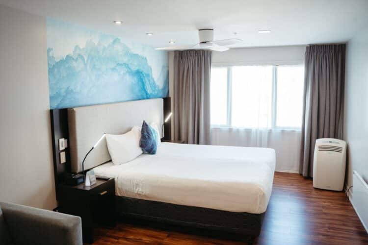 Chambre supérieure moderne à l’Auckland City Hotel en Nouvelle-Zélande avec grand lit et décoration contemporaine.