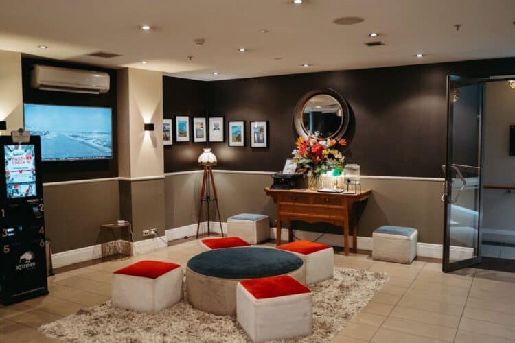 Espace détente et lobby élégant de l’Auckland City Hotel en Nouvelle-Zélande.