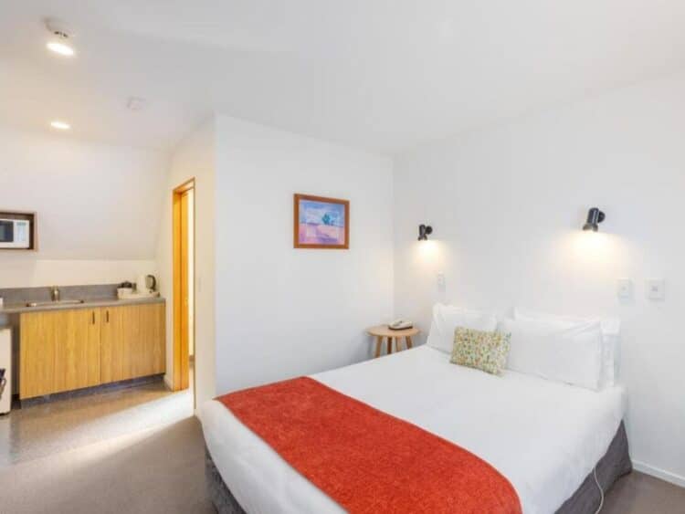 Chambre confortable du Bella Vista Motel à Christchurch en Nouvelle-Zélande avec lit double et kitchenette.