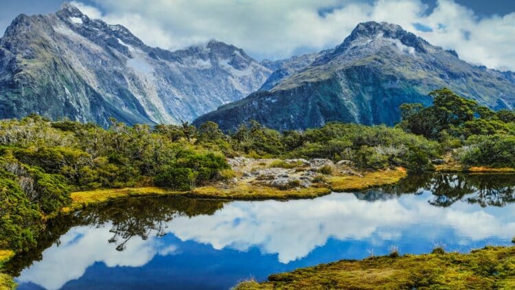 Paysage montagneux et lac miroir dans la région du fjord de Milford Sound en Nouvelle-Zélande.