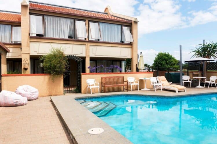 Piscine extérieure du Beachcomber Hotel à Nelson en Nouvelle-Zélande.