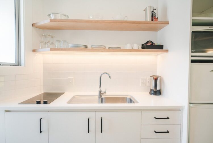 Kitchenette équipée du Blue Peaks Lodge à Queenstown en Nouvelle-Zélande.