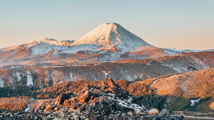 Volcan enneigé dans le parc national de Tongariro en Nouvelle-Zélande au coucher du soleil.