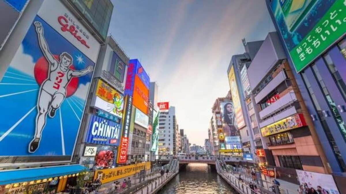 Canal de Dotonbori à Osaka avec enseignes lumineuses et bâtiments colorés dans le quartier de Namba