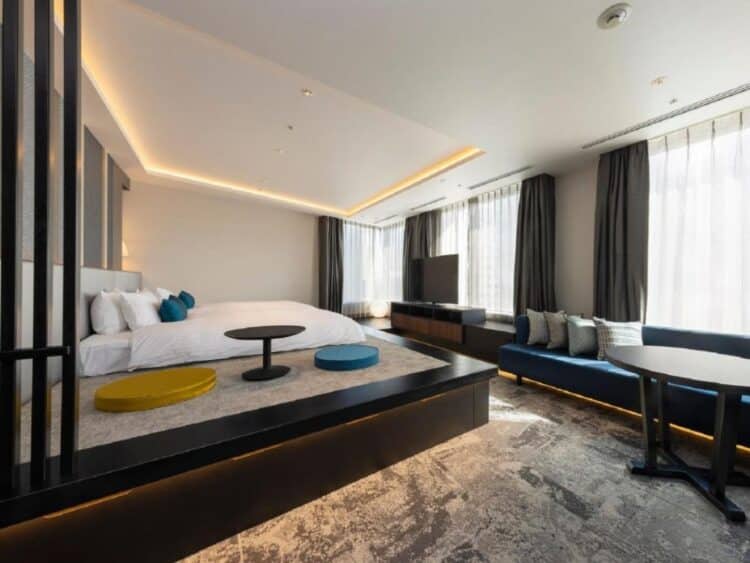 Chambre moderne et élégante de l’hôtel Intergate à Osaka avec lit king size
