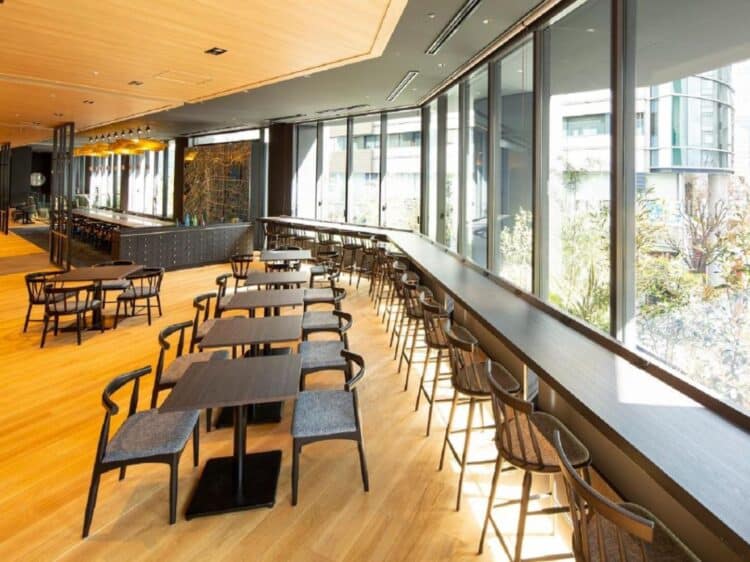 Restaurant moderne et lumineux dans l’hôtel Intergate Osaka avec grandes fenêtres