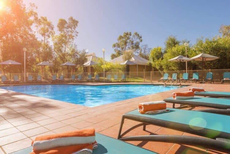 Piscine de l’Outback Hotel and Lodge dans un environnement désertique