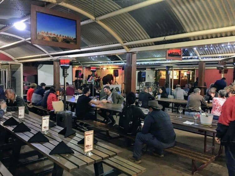 Restaurant convivial de l’Outback Hotel and Lodge en Australie
