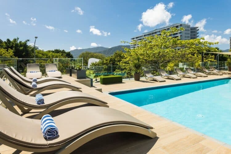 Piscine du Pacific Hotel Cairns avec transats et vue dégagée
