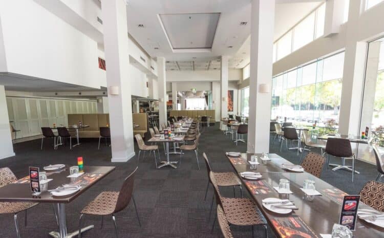 Restaurant moderne du Pacific Hotel Cairns avec grandes baies vitrées