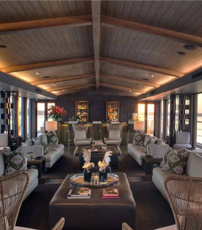 Espace bar et salon raffine a bord du bateau Aqua Nera en Amazonie peruvienne.