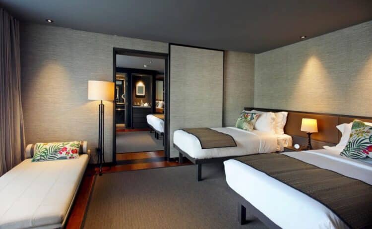 Cabine double contemporaine a bord du bateau Aqua Nera en Amazonie peruvienne avec deux lits et decoration elegante.