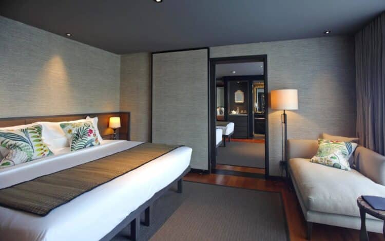 Suite avec grand lit et espace salon a bord du bateau Aqua Nera naviguant en Amazonie peruvienne.