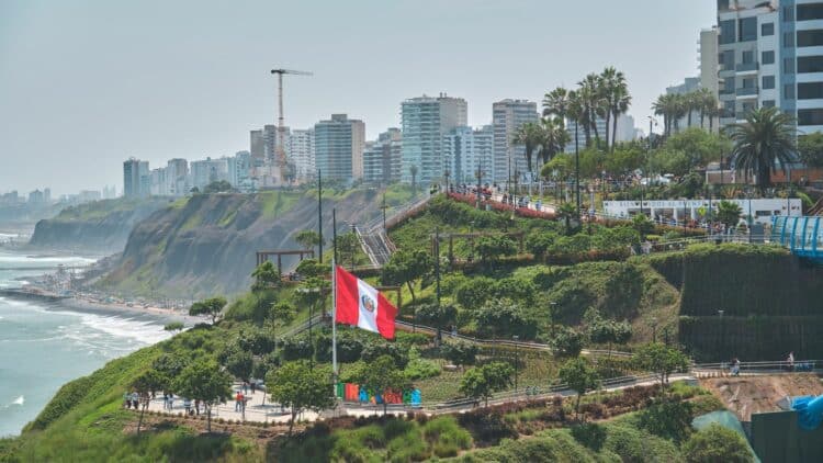 Vue du quartier de Miraflores a Lima avec falaises surplombant l’ocean Pacifique et drapeau peruvien.