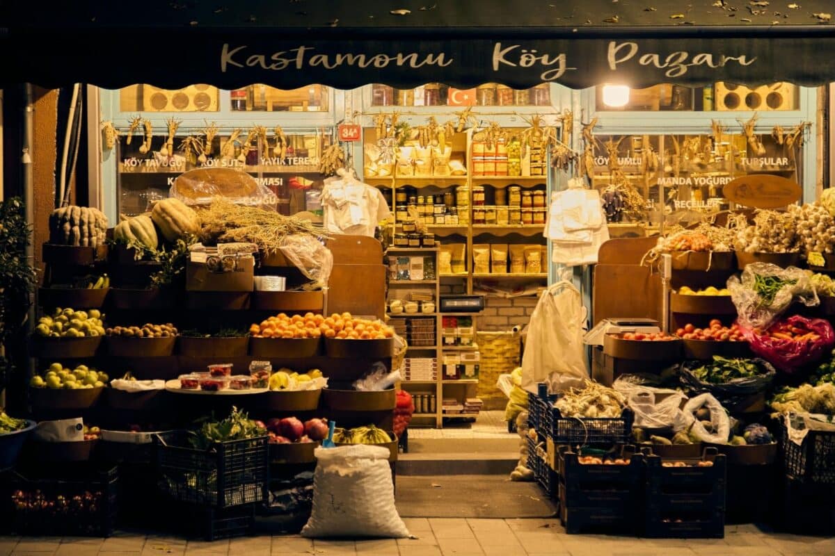 Etal de marche local avec fruits, legumes et produits artisanaux dans une ville d’Amazonie peruvienne.