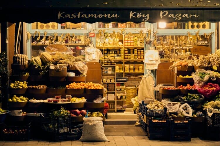 Etal de marche local avec fruits, legumes et produits artisanaux dans une ville d’Amazonie peruvienne.
