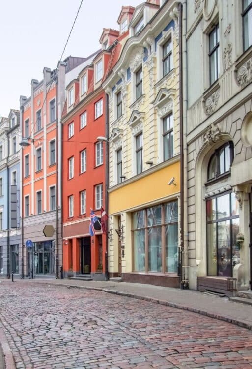 Hôtel situé dans un quartier urbain de Riga, entouré d’architecture locale.