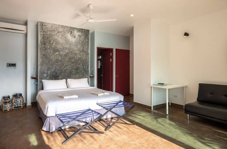 Chambre du Sanctuary Nam Ngum avec lit double, décoration contemporaine et lumière