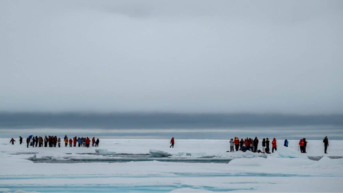 Groupe de voyageurs marchant sur la banquise lors d’une expédition au Spitzberg.