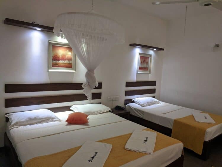 Chambre double confortable dans un hôtel au Sri Lanka