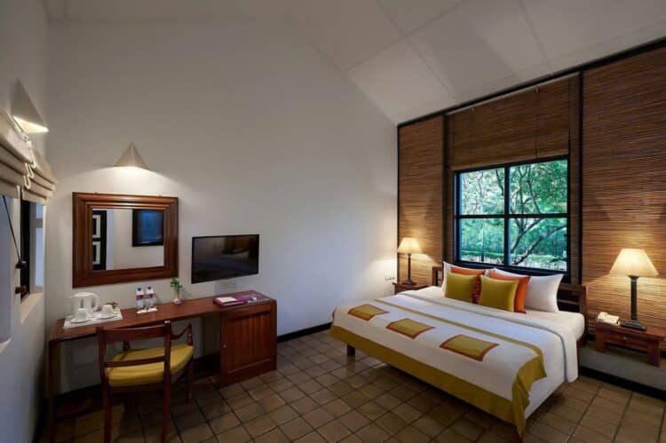 Piscine du Habarana Village by Cinnamon entourée de nature