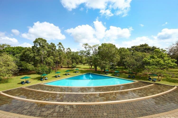 Piscine du Habarana Village by Cinnamon entourée de nature